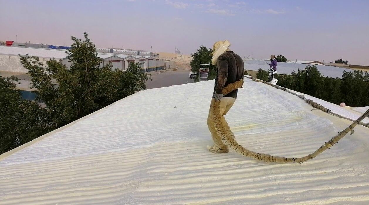 عزل مواسير السباكة في السعودية لحماية المنازل من الرطوبة والتلف